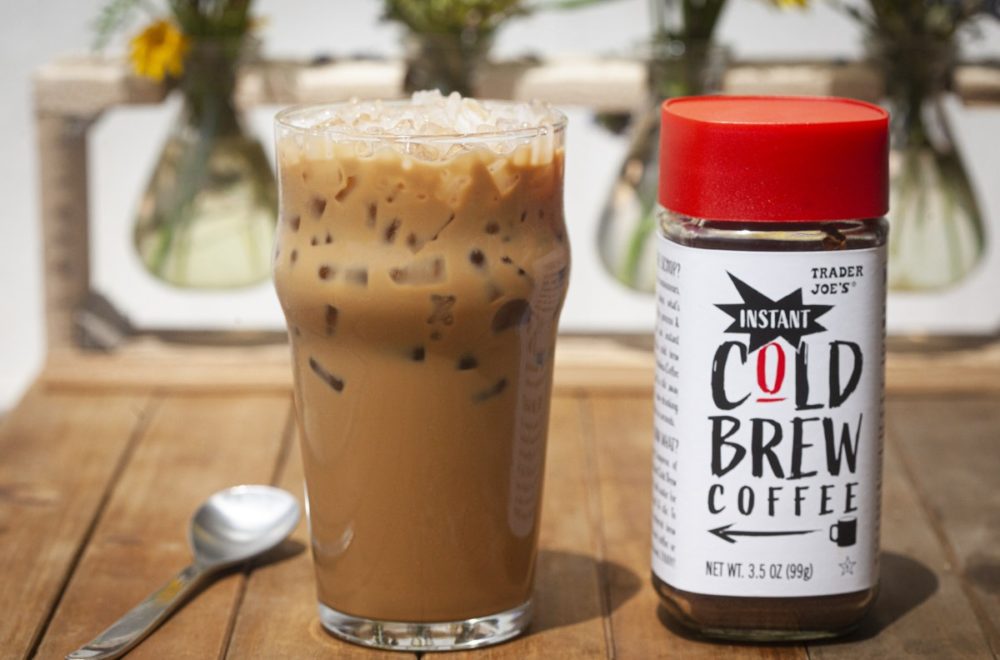 Retiran café instantáneo de Trader Joe’s por peligrosa contaminación con vidrio