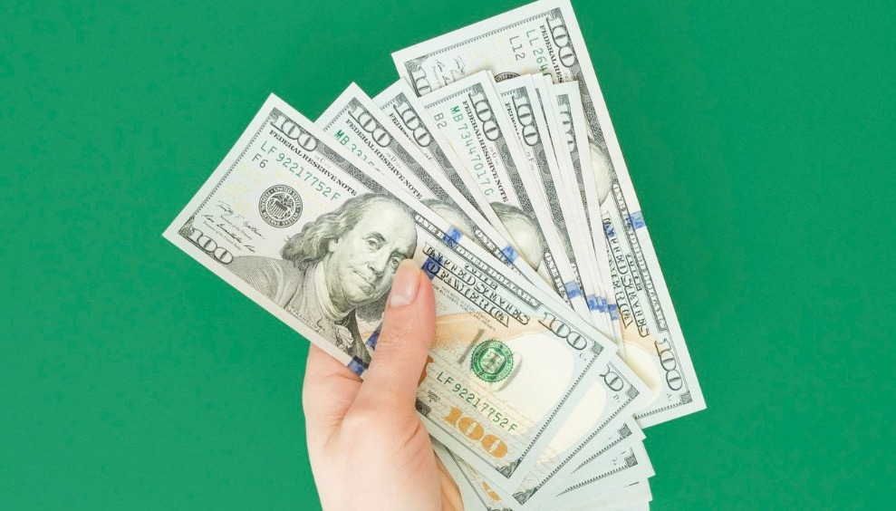 Por qué prestar dinero a familiares puede afectar tus impuestos en EE.UU