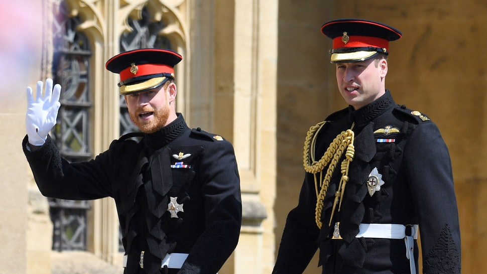 Fanáticos adoran el “momento perfecto de padre e hijo” entre el Príncipe Carlos y el Príncipe William (video))