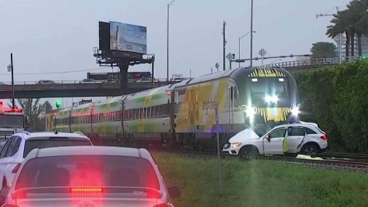 Choques entre un tren de Brightline y una camioneta en Miami-Dade cobra la vida de una persona