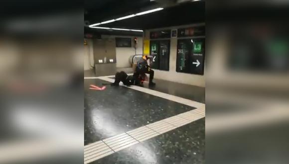 Seguridad del metro de Barcelona protagonizan extraña pelea entre ellos (VIDEO)