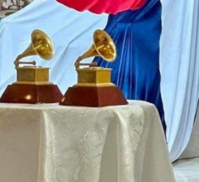 Cantante Yotuel  ofrendó sus dos Latín Grammy a la Virgen de la Caridad del Cobre