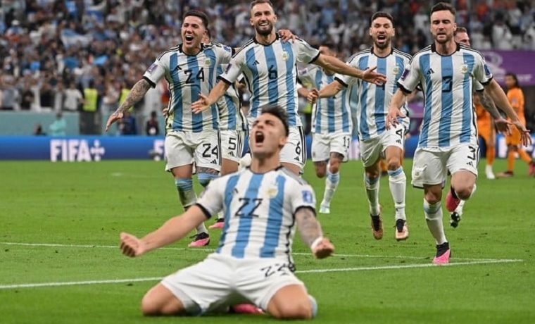 Video: Se estampó contra un ventanal sin darse cuenta… ¡celebrando gol de Argentina!