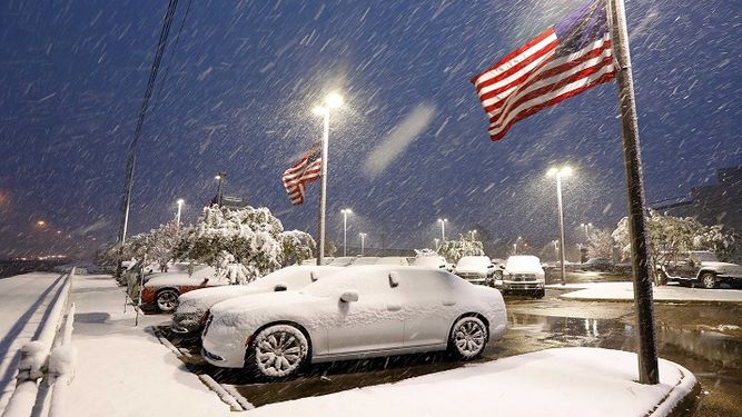 Niño de 10 años sorprende al personal de salud al retirar la nieve de sus vehículos tras tormenta invernal