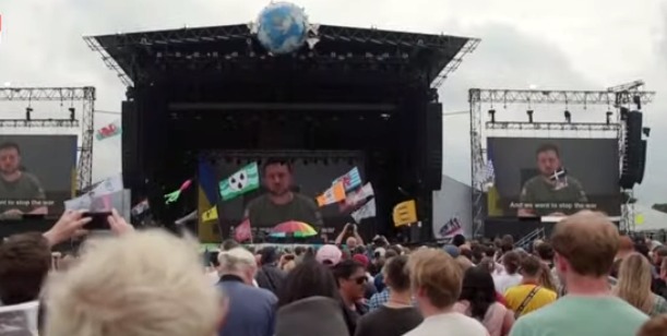 Zelenski pide apoyo a  los asistentes al festival musical de Glastonbury