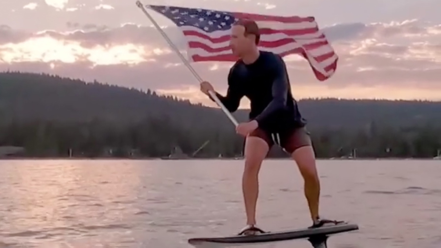 Video viral: Mark Zuckerberg celebra el 4 de julio en su tabla de surf eléctrica