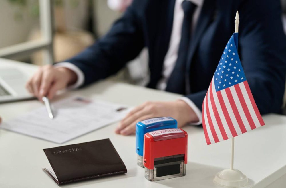 Administración Trump busca enviar solicitantes de asilo a Uganda y Ecuador