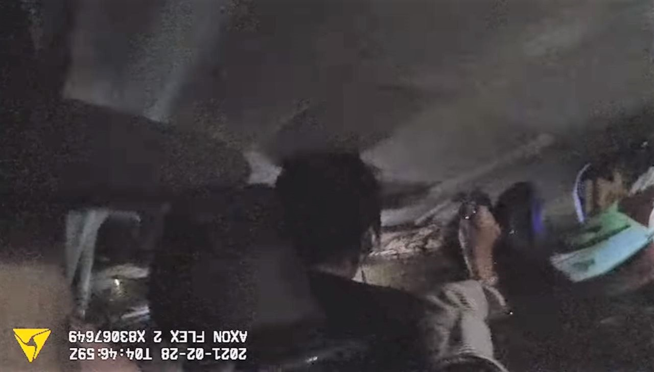 ¡Dramático! Agentes de Florida rescatan a mujer de 73 años de un auto que se hunde (Video)