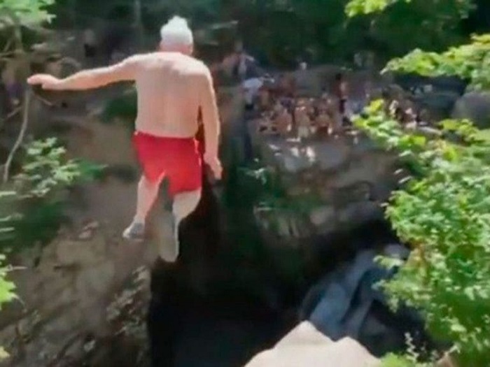 ¡Increíble! Hombre de 75 años salta desde acantilados de 20 metros