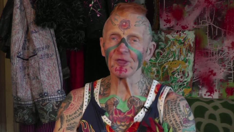 Abuelo causa sensación por llenar su cuerpo de tatuajes