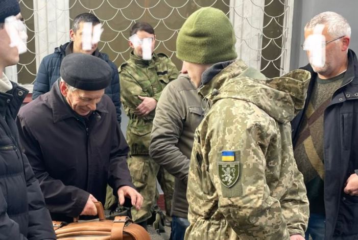 Abuelo ucraniano de 80 años se enlista al ejército para pelear ‘por sus nietos’