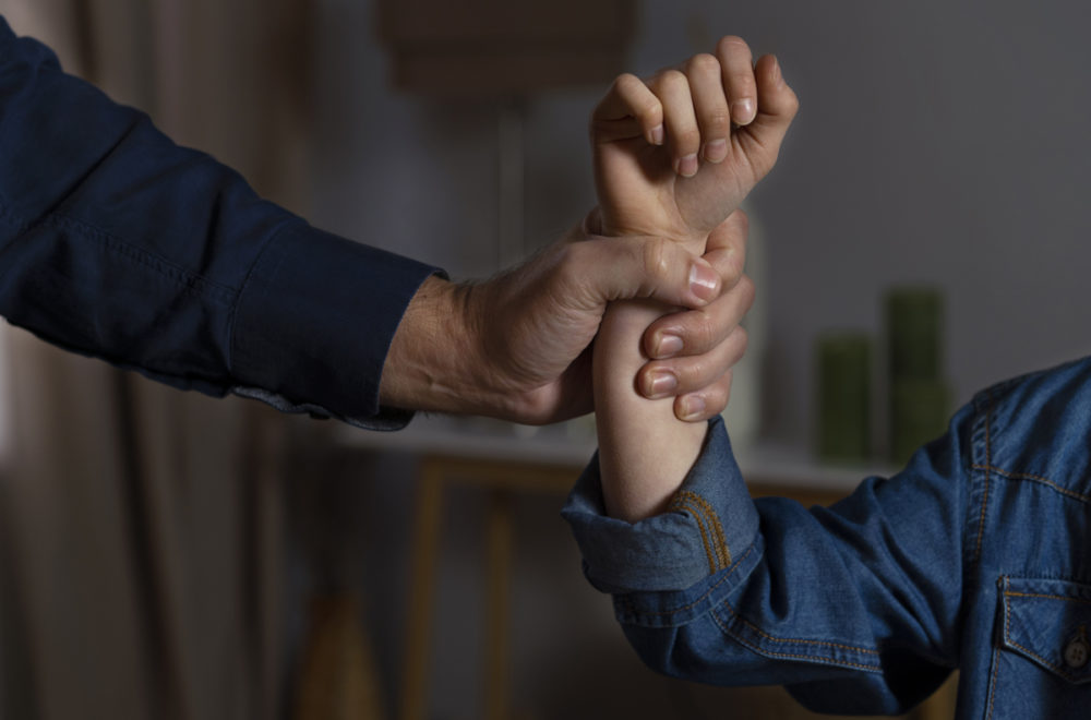 Padres emboscan a pedófilo que intentaba tener cita con joven de 14 años