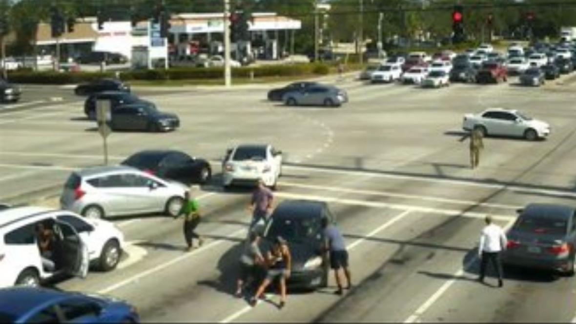 VIDEO | Florida: Una mujer se desmaya mientras conducía un carro