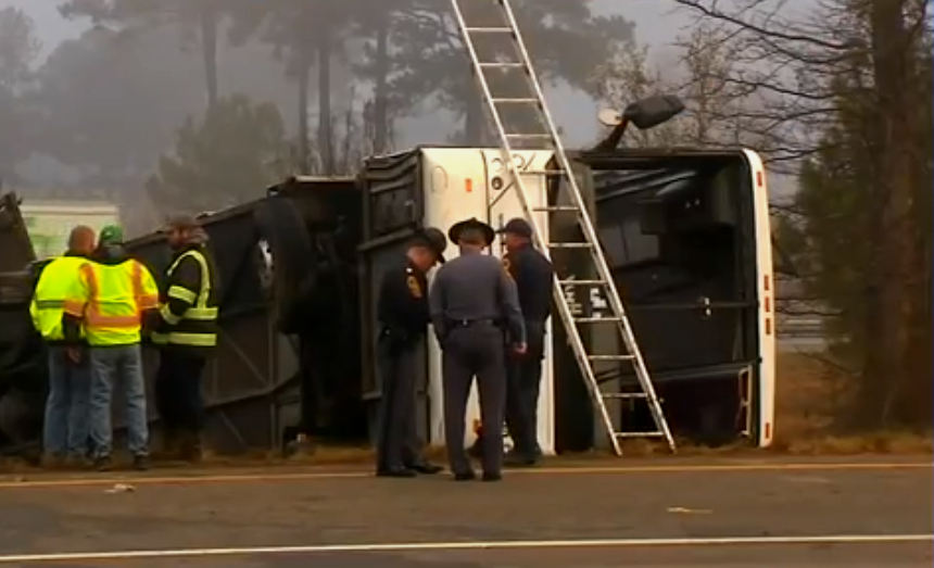 Aparatoso accidente de autobús en Virginia deja un saldo de dos personas fallecidas