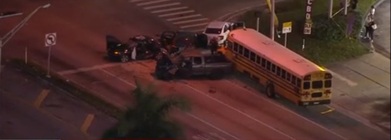 Autobús escolar involucrado en aparatoso accidente