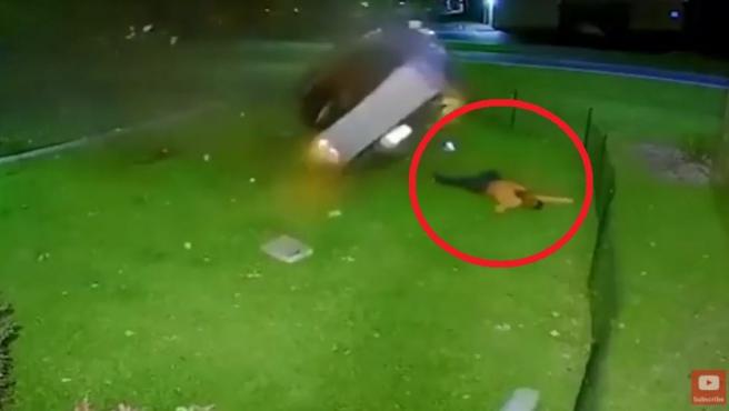 Captan en video el dramático momento en que un hombre se salva de morir aplastado