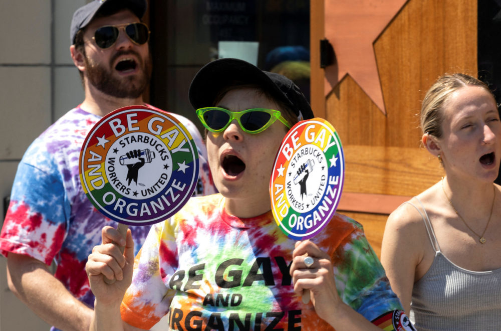 Empleados inician huelga por rechazo de Starbucks a decoración LGBTQ+ en tiendas