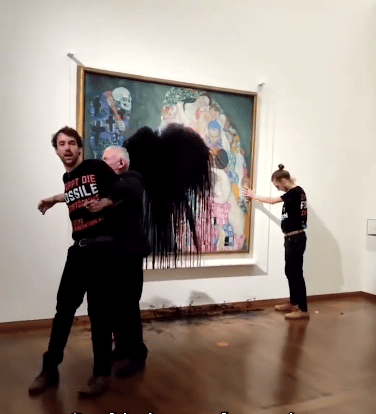 Activistas arrojan un líquido negro a una pintura de Gustav Klimt