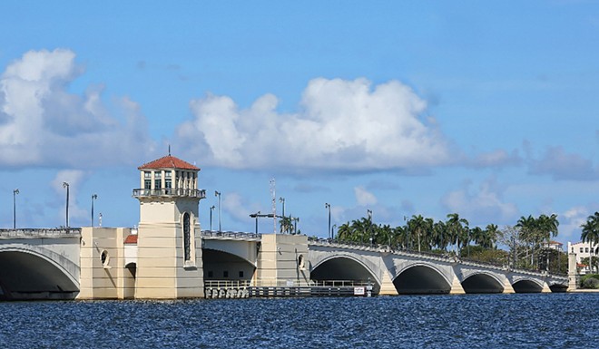 Mujer que cayó de puente levadizo en Florida fue identificada