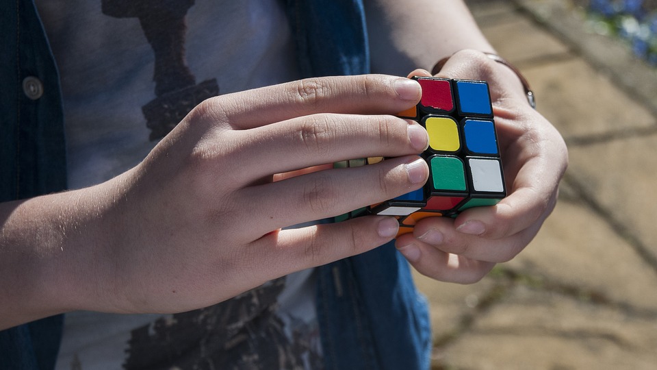 ¡Sorprendente! Adolescente realiza malabarismos mientras resuelve tres cubos de Rubik