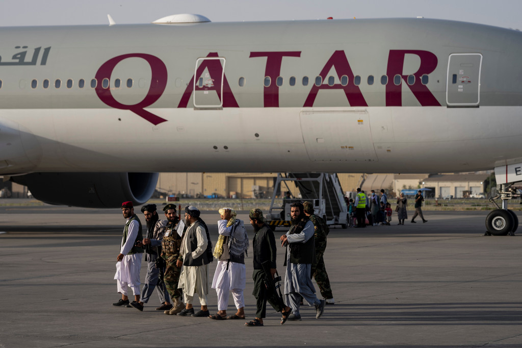 Sale primer vuelo comercial de Kabul en días con estadounidenses a bordo