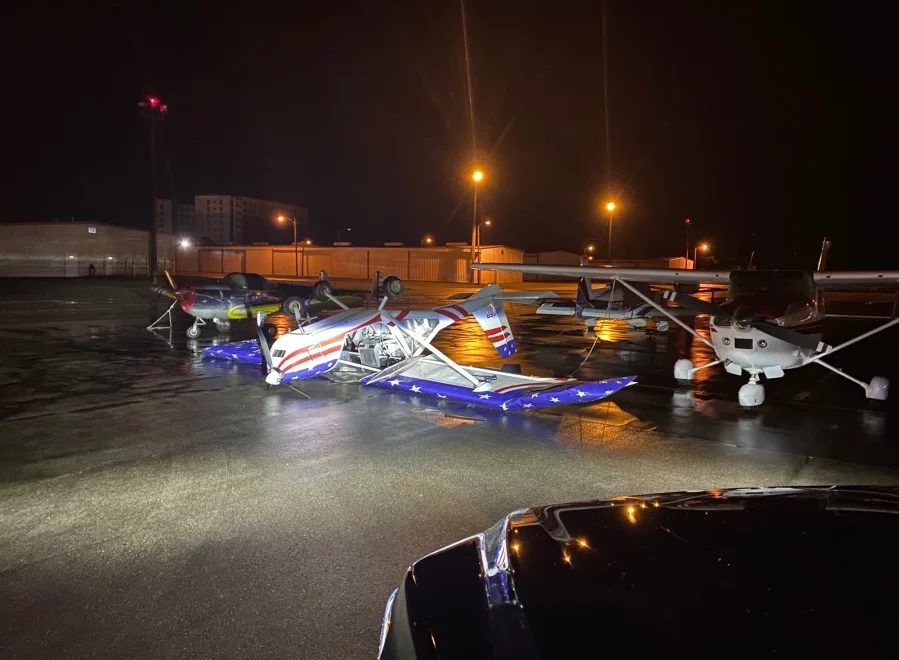 Fuertes lluvias dejaron destrozos y aeronaves volcadas en aeropuertos de Florida