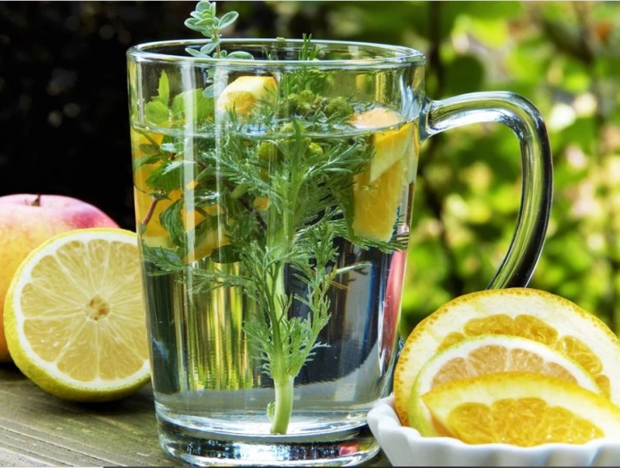 Conoce los beneficios del agua de perejil con limón