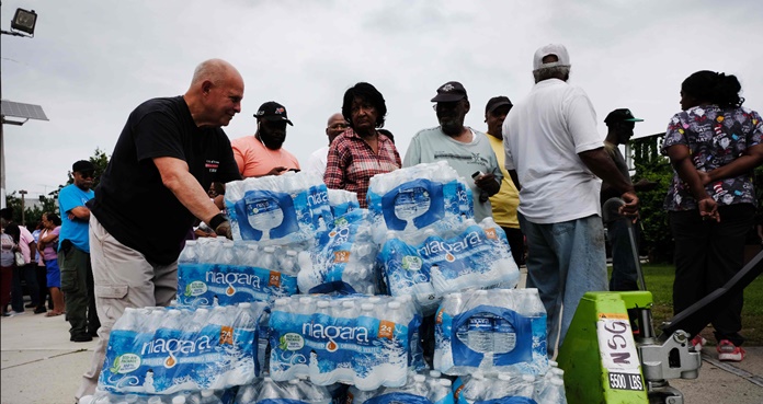 Grupo sin fines de lucro de Florida envía agua potable a las Bahamas