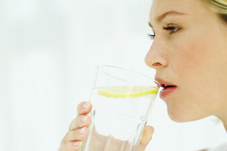 ¡Cuidado! Efectos secundarios de beber agua con limón