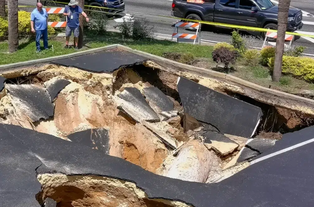 Enorme agujero se formó en aparcamiento de reconocida tienda en Ocala