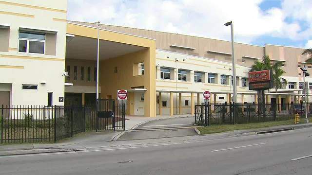 Empleado de escuela secundaria en Miami Gardens acusado de violar a su ahijada
