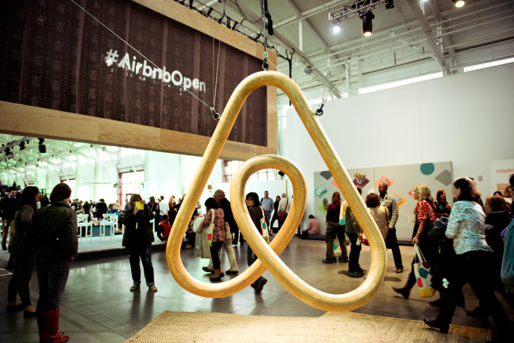 Ron DeSantis retira de la lista de empresas “sancionadas” a Airbnb
