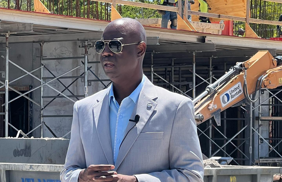 Alcalde de North Miami se desmayó en África: “Pensaron que había muerto”