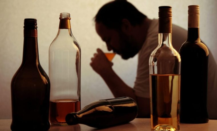 Aumentan muertes por alcohol desde la pandemia de Covid-19