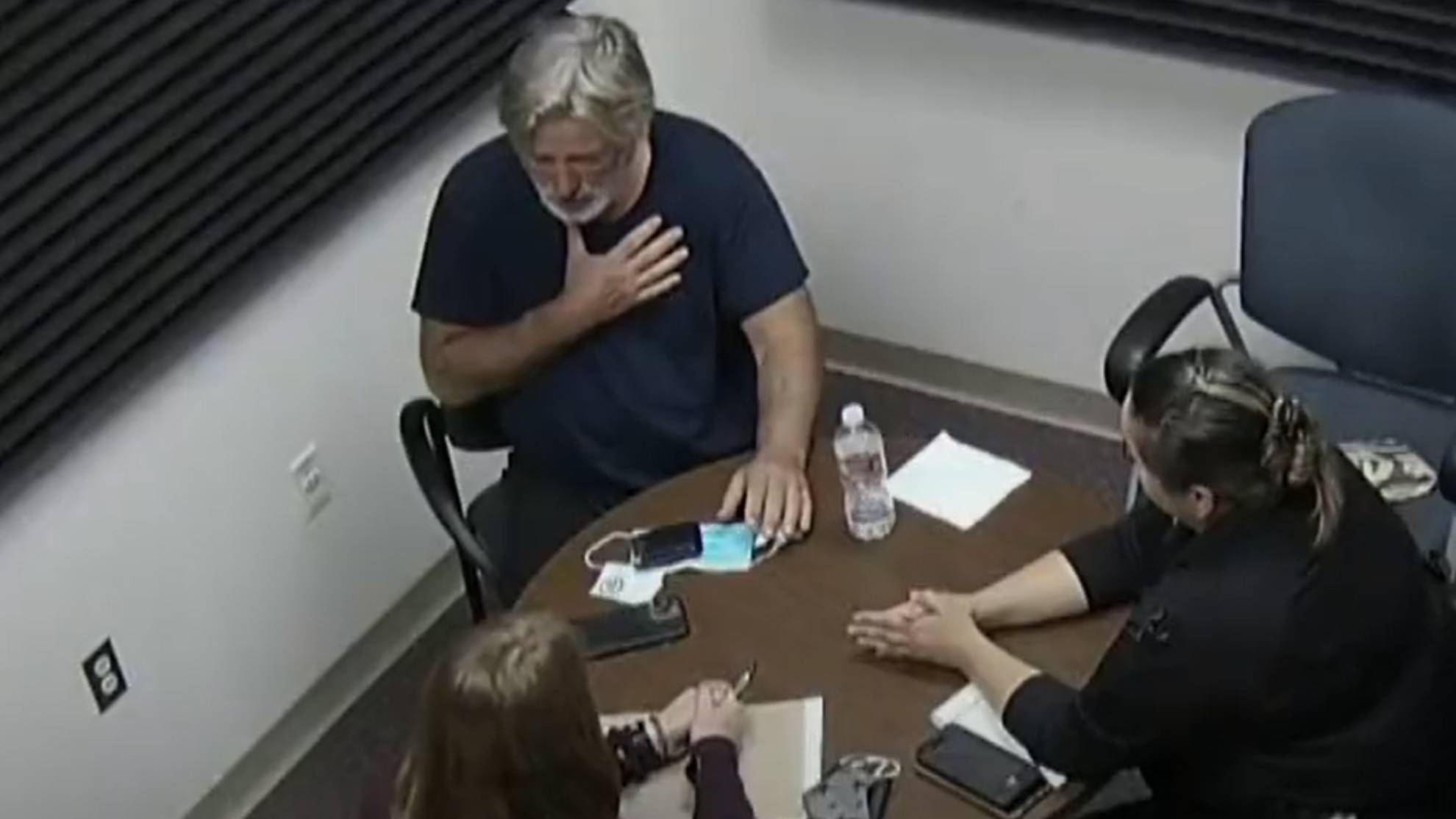 El impactante momento en el que Alec Baldwin se entera de la muerte de productora de Rush (+VIDEO)