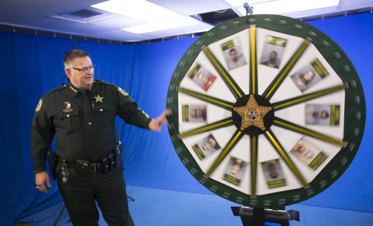 Sheriff de Florida usa rueda de la fortuna para “cazar” a convictos