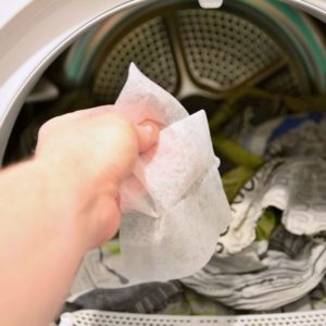 El motivo por el que deberías meter tres bolas de papel de aluminio en la  lavadora