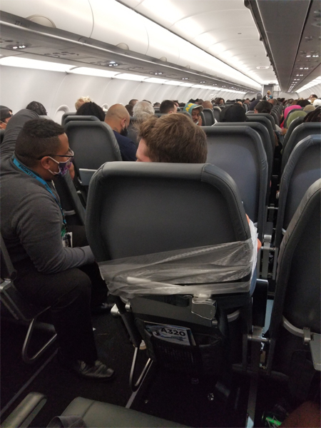 Pasajero tuvo que ser amarrado a su asiento tras intentar abusar de asistentes de vuelo
