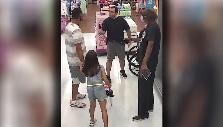 Buscan a hombre que amenazó a otro con arma en Walmart de Palm Beach