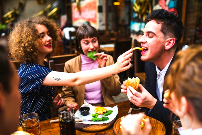 Comer acompañado tiene un impacto en el bienestar emocional, según estudios