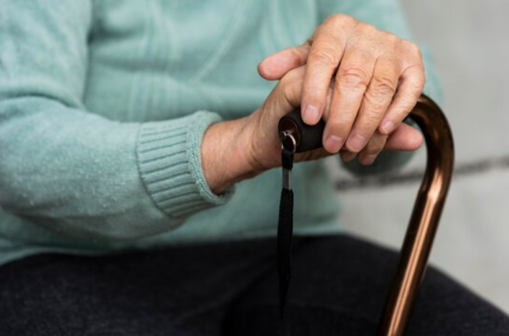 Escándalo en Miami-Dade: cuidadora estafó a anciana con demencia y puso en venta su casa