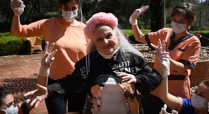 ¡Se volvió viral! Divertido video de señora de 90 años parodiando a Rosalía y dando un alentador mensaje (Video)