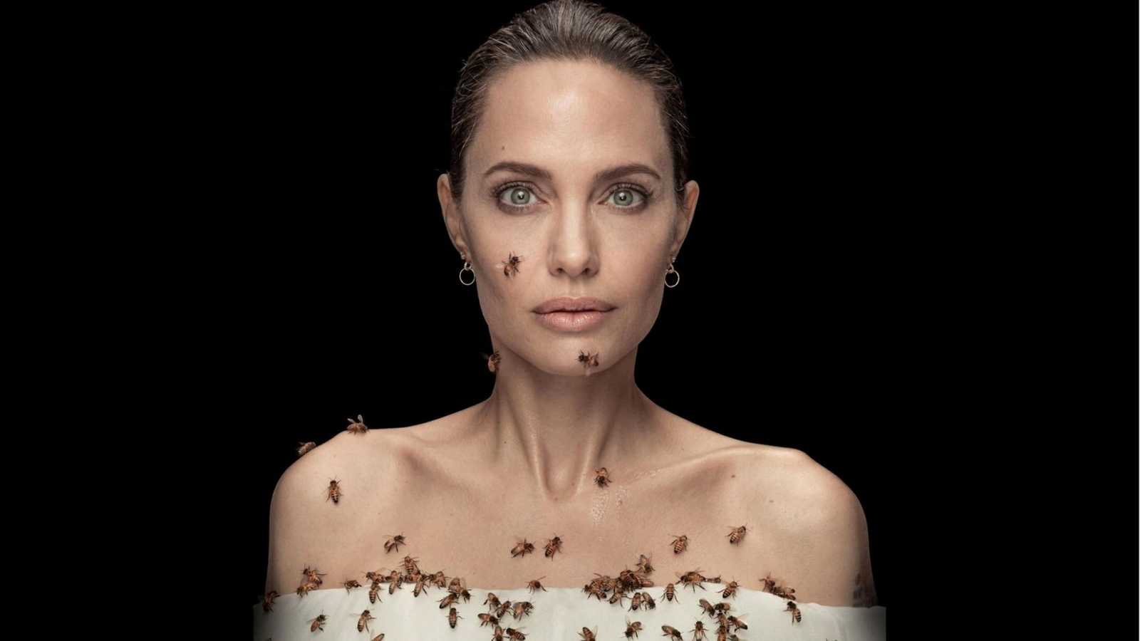 De esta peculiar forma Angelina Jolie celebra el Día Mundial de las Abejas