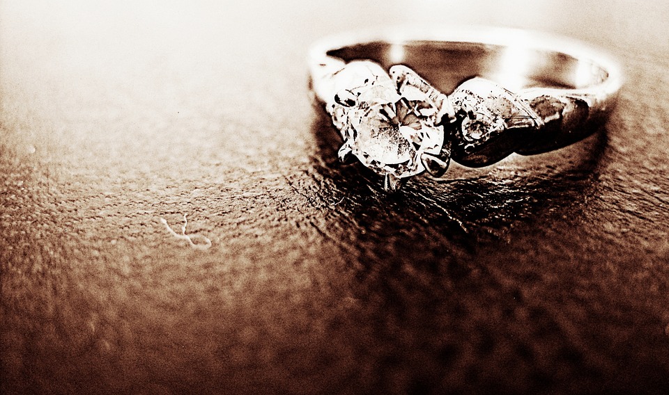 ¡Asombroso! Una mujer se tragó su anillo de compromiso en medio de una pesadilla
