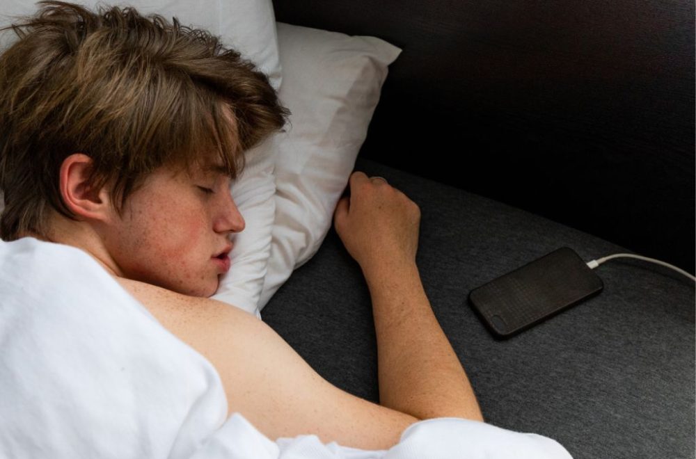 Apple reveló qué pasa cuando duermes cerca del iPhone