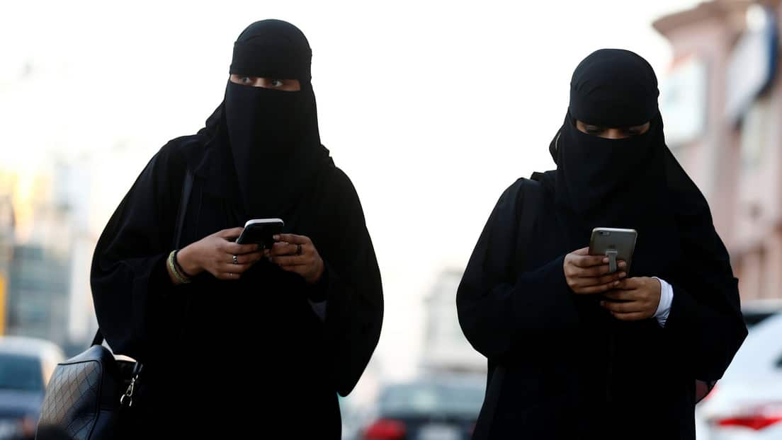 Una mujer saudí es condenada a 45 años de cárcel por el uso de las redes sociales