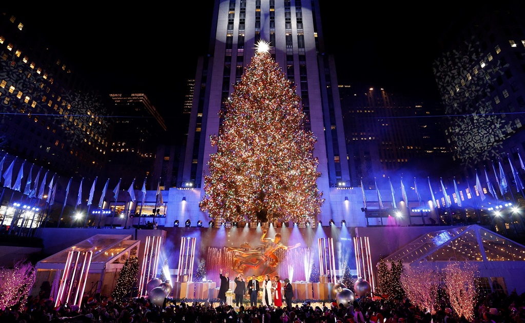 El altísimo árbol de Navidad en el Rockefeller Center se encendió oficialmente