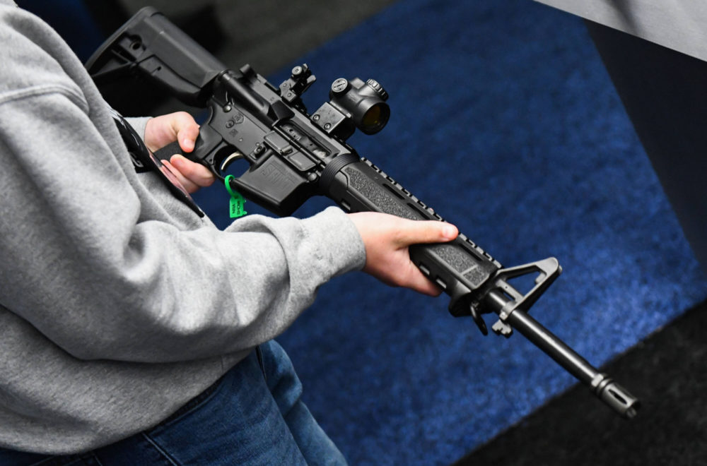 Juez federal elimina medida que prohibía comprar armas a menores de 21 años