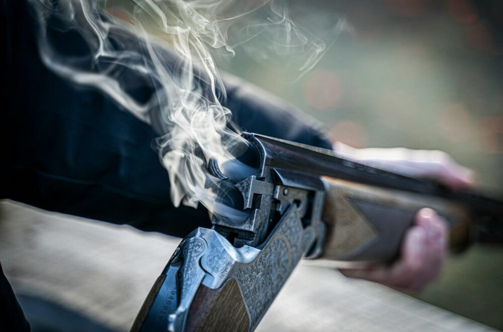 Legisladores de Florida buscan bajar la edad mínima para comprar armas largas