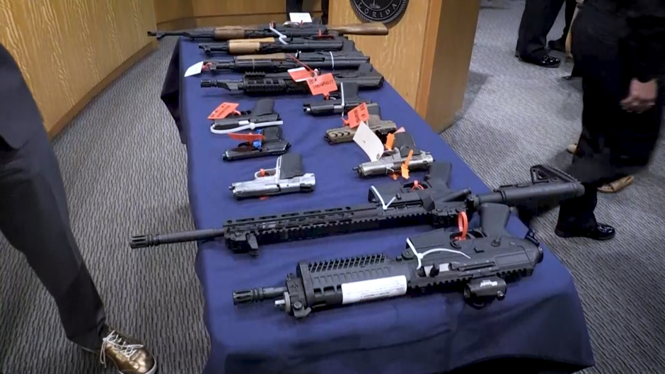 Miami enviará las armas decomisadas y donadas a los policías de Irpín, en Ucrania
